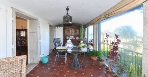 Quinta T4 com 4.600 m2, com 3 Pisos, Piscina, Jardins, um Salão de Eventos em Castêlo da Maia