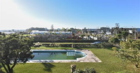 Quinta T4 com 4.600 m2, com 3 Pisos, Piscina, Jardins, um Salão de Eventos em Castêlo da Maia