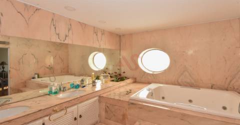 Quinta T4 com 4.600 m2, com 3 Pisos, Piscina, Jardins, um Salão de Eventos em Castêlo da Maia