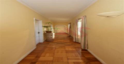 Quinta T4 com 4.600 m2, com 3 Pisos, Piscina, Jardins, um Salão de Eventos em Castêlo da Maia