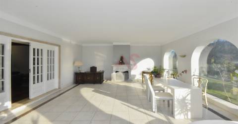 Quinta T4 com 4.600 m2, com 3 Pisos, Piscina, Jardins, um Salão de Eventos em Castêlo da Maia