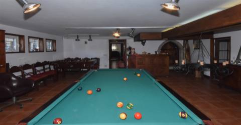 Quinta T4 com 4.600 m2, com 3 Pisos, Piscina, Jardins, um Salão de Eventos em Castêlo da Maia