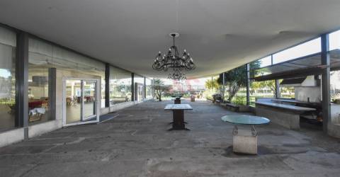 Quinta T4 com 4.600 m2, com 3 Pisos, Piscina, Jardins, um Salão de Eventos em Castêlo da Maia