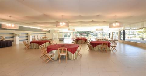 Quinta T4 com 4.600 m2, com 3 Pisos, Piscina, Jardins, um Salão de Eventos em Castêlo da Maia