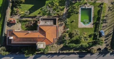 Quinta T4 com 4.600 m2, com 3 Pisos, Piscina, Jardins, um Salão de Eventos em Castêlo da Maia