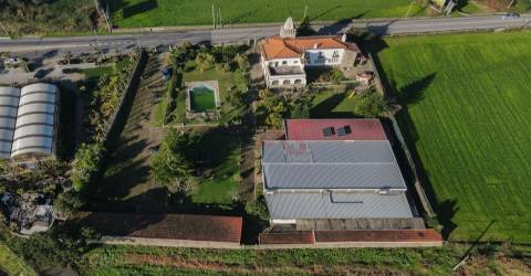 Quinta T4 com 4.600 m2, com 3 Pisos, Piscina, Jardins, um Salão de Eventos em Castêlo da Maia