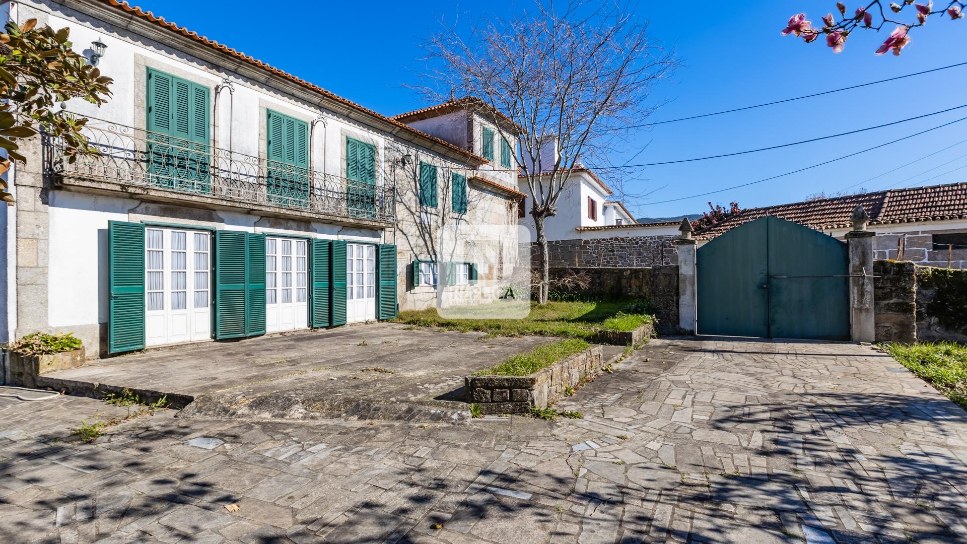 Quinta T9 com Piscina e Terreno de Cultivo em Santo Tirso