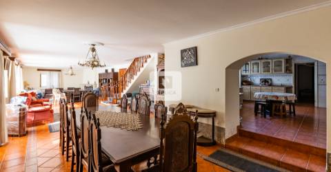 Quinta T9 com Piscina e Terreno de Cultivo em Santo Tirso