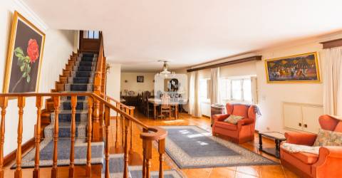 Quinta T9 com Piscina e Terreno de Cultivo em Santo Tirso