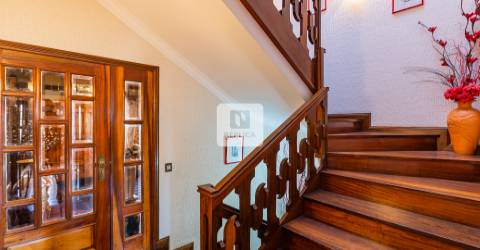 Moradia T5 com Jardim e Piscina na Maia