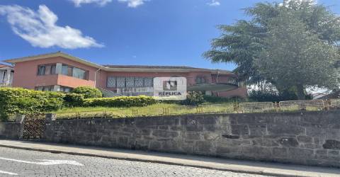 Moradia T4 com Terreno de 765m2 com loja anexa em S. Roque da Lameira