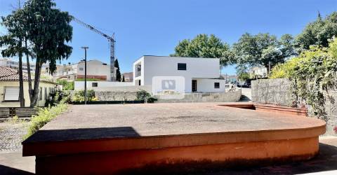 Moradia T4 com Terreno de 765m2 com loja anexa em S. Roque da Lameira