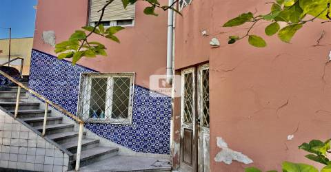 Moradia T4 com Terreno de 765m2 com loja anexa em S. Roque da Lameira