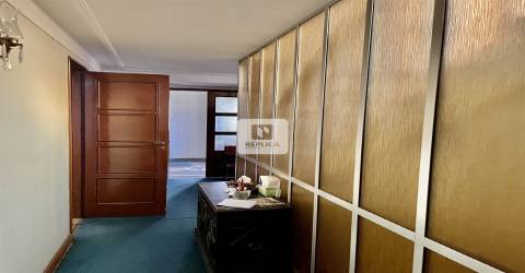 Moradia T4 com Terreno de 765m2 com loja anexa em S. Roque da Lameira