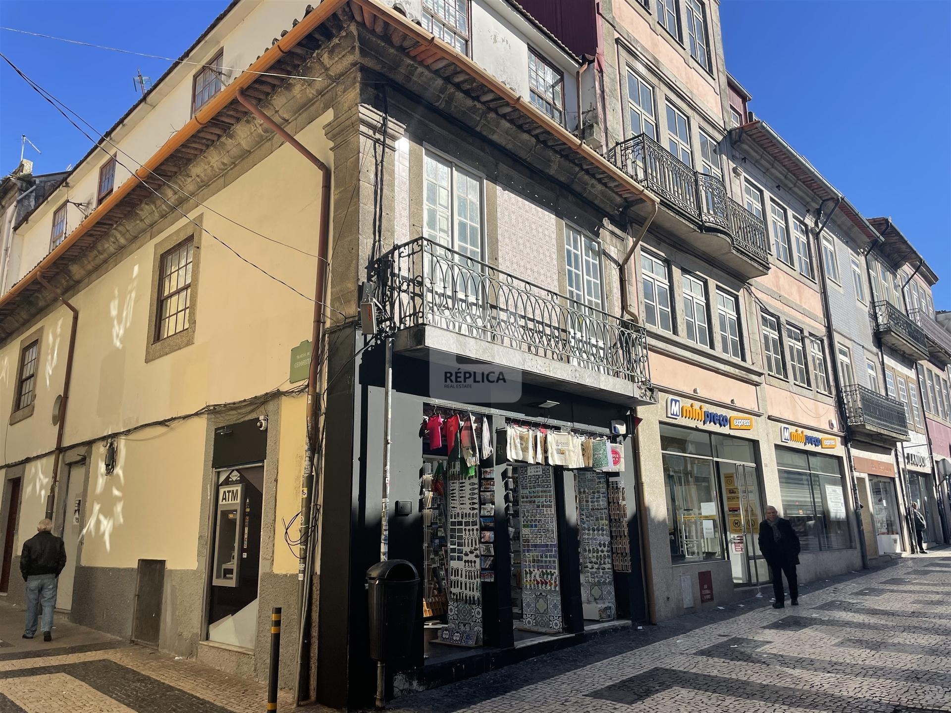 Prédio em zona pedonal da rua de Cedofeita