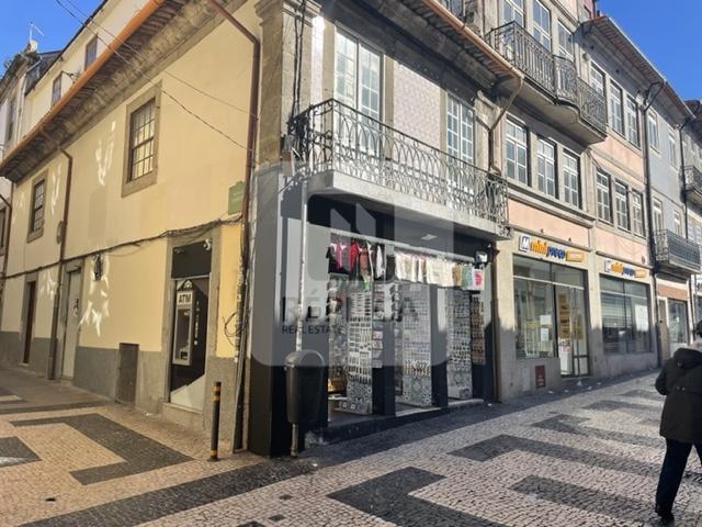 Prédio em zona pedonal da rua de Cedofeita