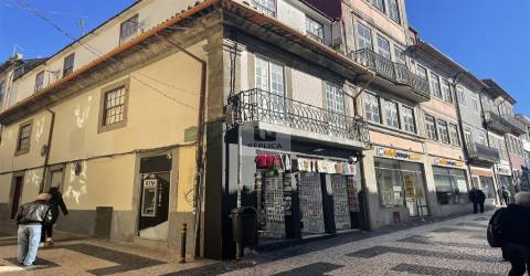 Prédio em zona pedonal da rua de Cedofeita