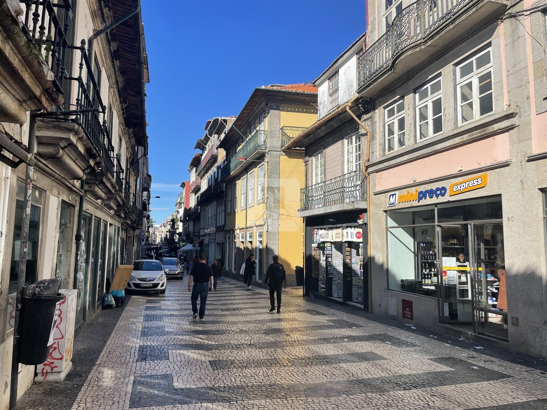 Prédio em zona pedonal da rua de Cedofeita