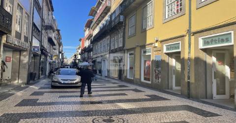 Prédio em zona pedonal da rua de Cedofeita