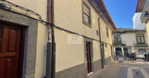 Prédio em zona pedonal da rua de Cedofeita