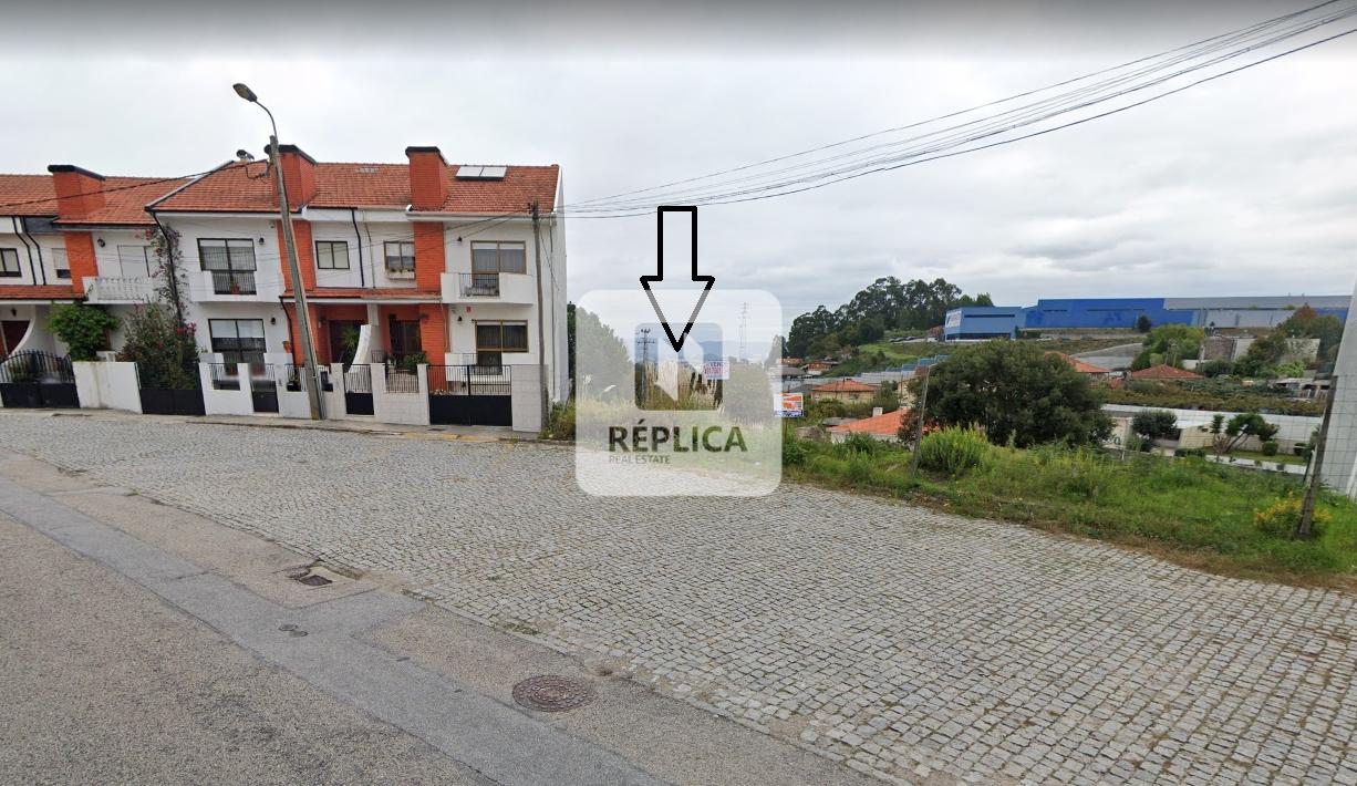 Terreno Urbano para construção de Moradia com três frentes em Pedroso