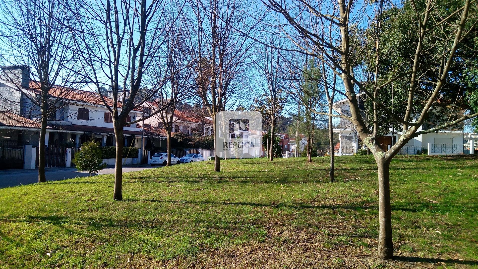 Terreno Urbano para construção de Moradia com três frentes em Pedroso