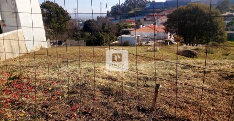Terreno Urbano para construção de Moradia com três frentes em Pedroso