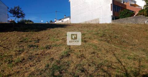 Terreno Urbano para construção de Moradia com três frentes em Pedroso