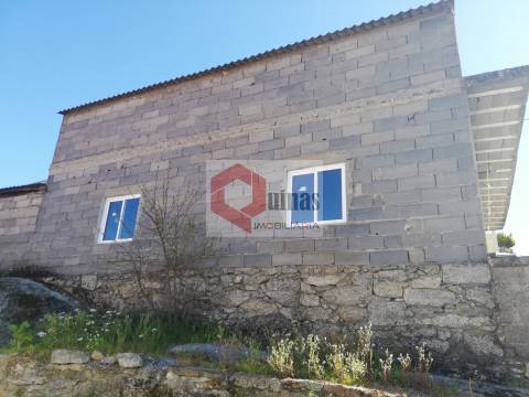 Venda Casa Antiga e  Armazém com Terreno, na Miuzela