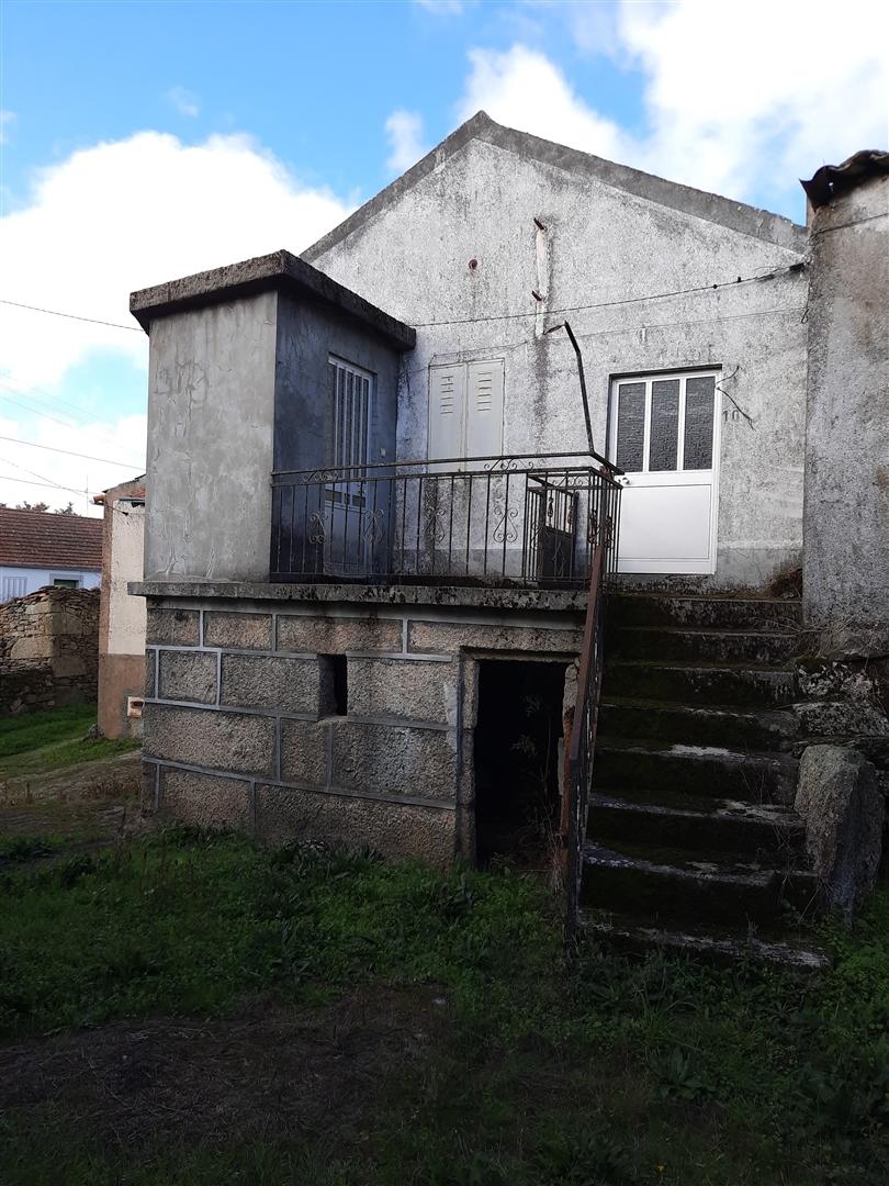 Casa antiga para reconstrução em Abitureira