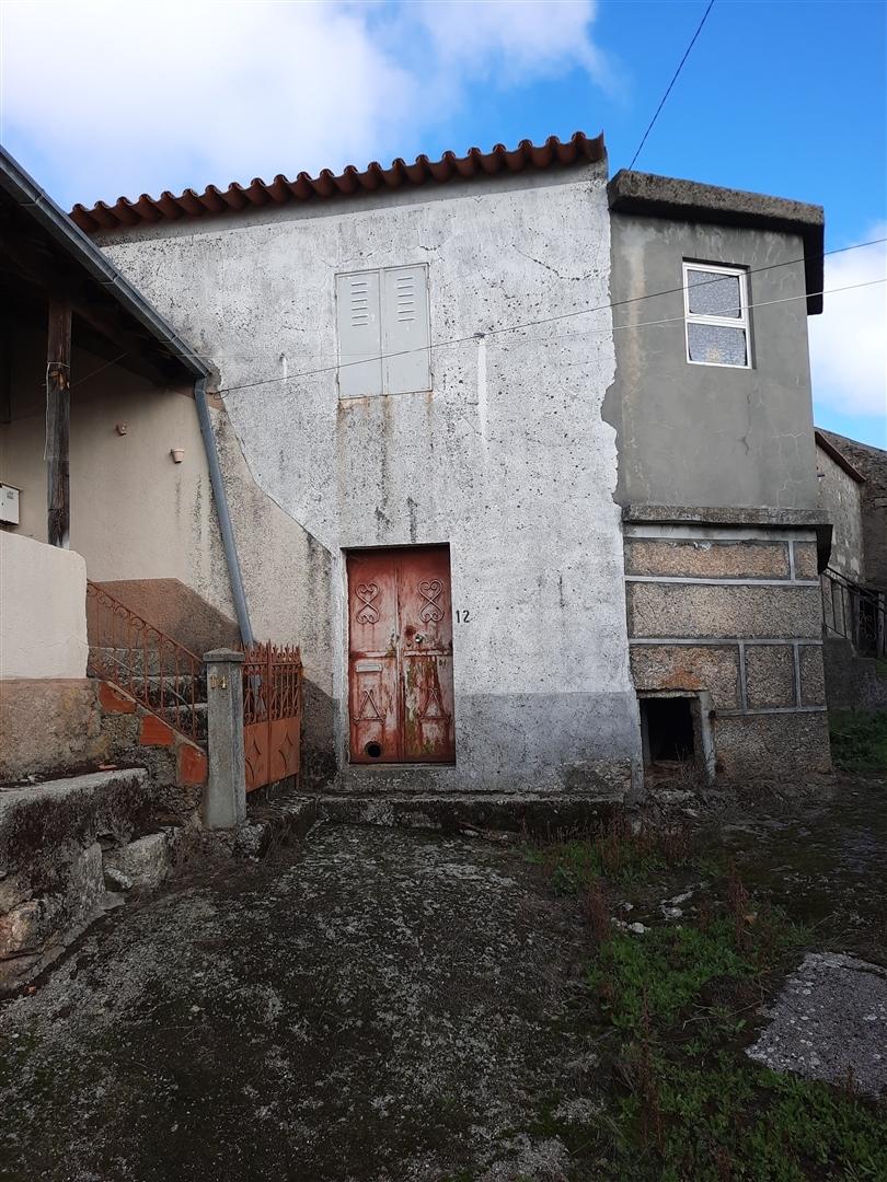 Casa antiga para reconstrução em Abitureira