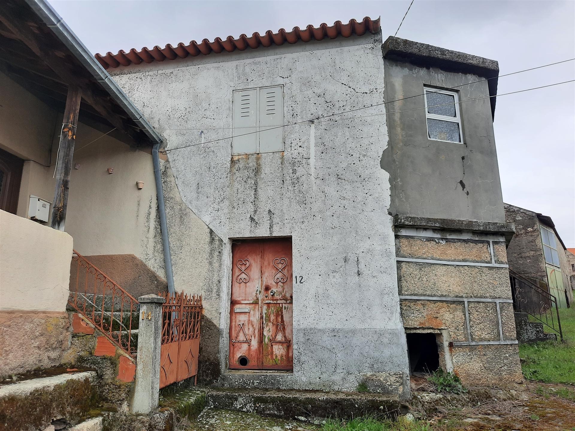 Casa antiga para reconstrução em Abitureira