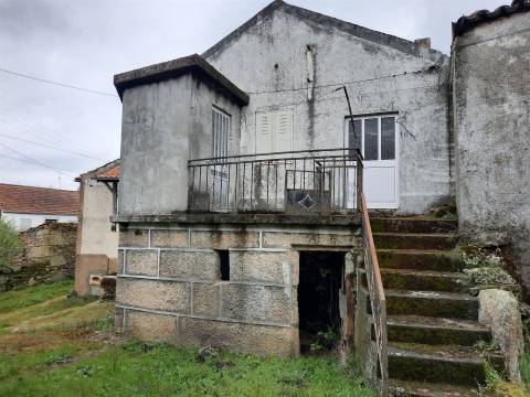 Casa antiga para reconstrução em Abitureira