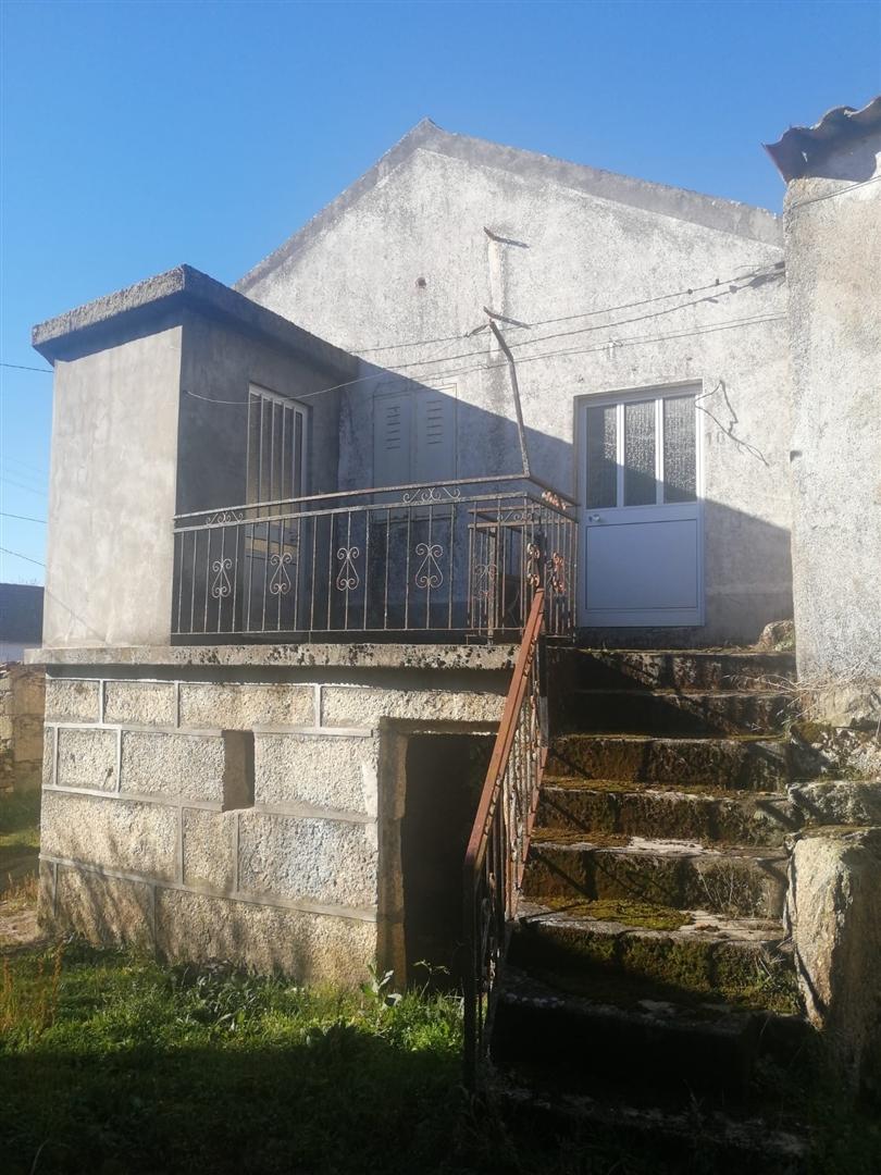 Casa antiga para reconstrução em Abitureira