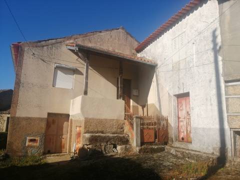 Casa antiga para reconstrução em Abitureira