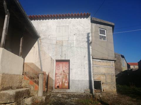 Casa antiga para reconstrução em Abitureira