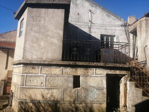Casa antiga para reconstrução em Abitureira