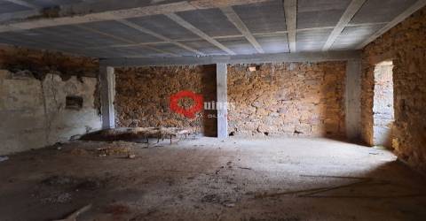 Casa antiga para remodelar no Soito