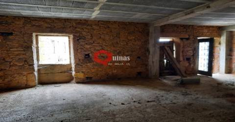 Casa antiga para remodelar no Soito