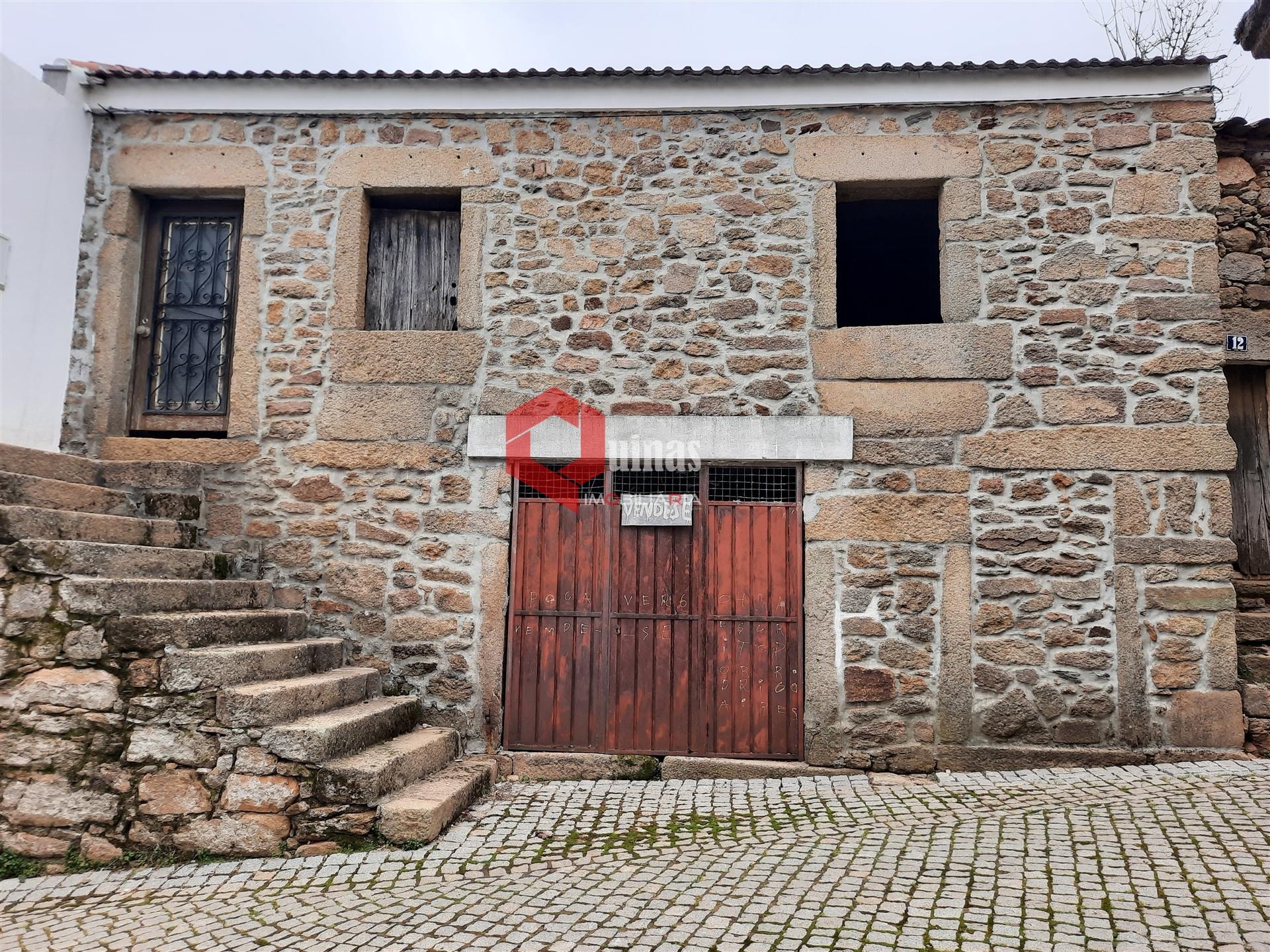 Casa antiga para remodelar no Soito