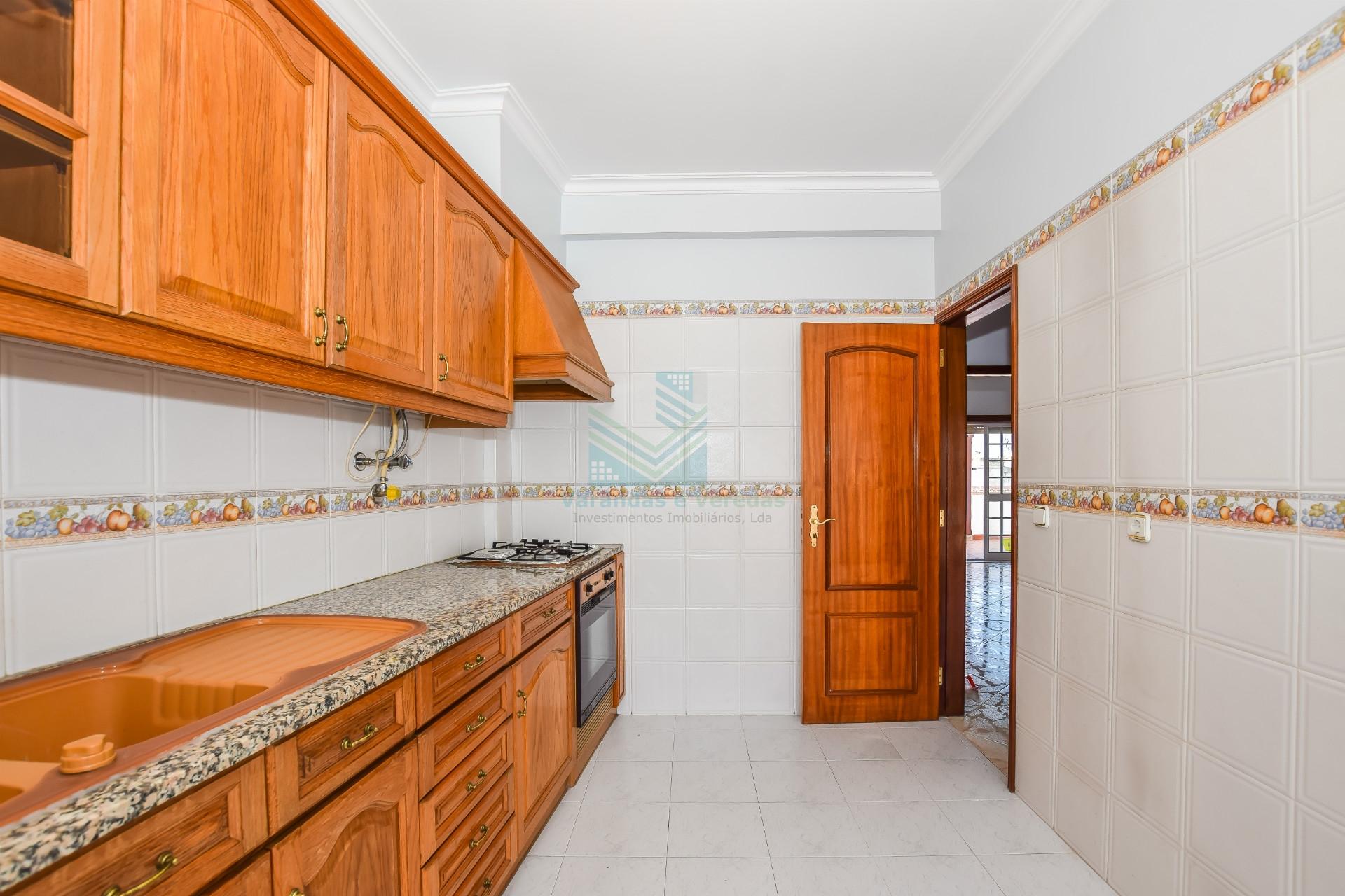 Apartamento T3 com Terraço, Varandas e 2 Garagens - Entroncamento