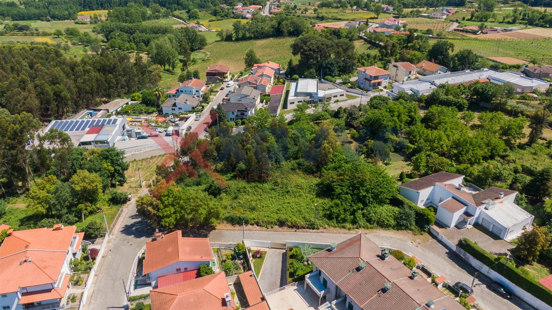 Terreno com capacidade construtiva - 8 moradias   c/ 4.000m2 -  Braga