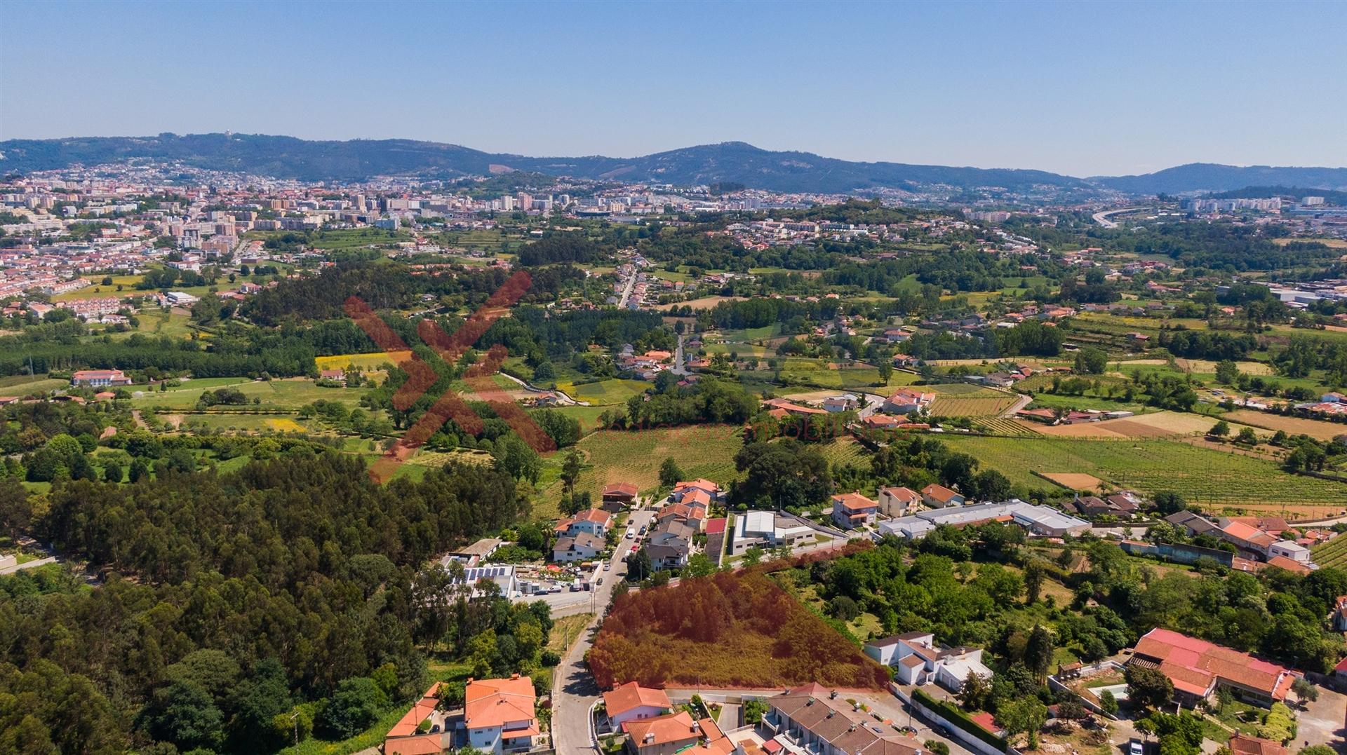 Terreno com capacidade construtiva - 8 moradias   c/ 4.000m2 -  Braga