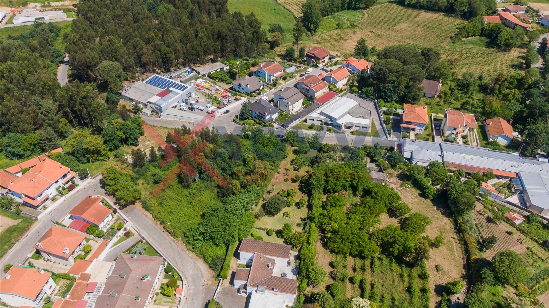 Terreno com capacidade construtiva - 8 moradias   c/ 4.000m2 -  Braga