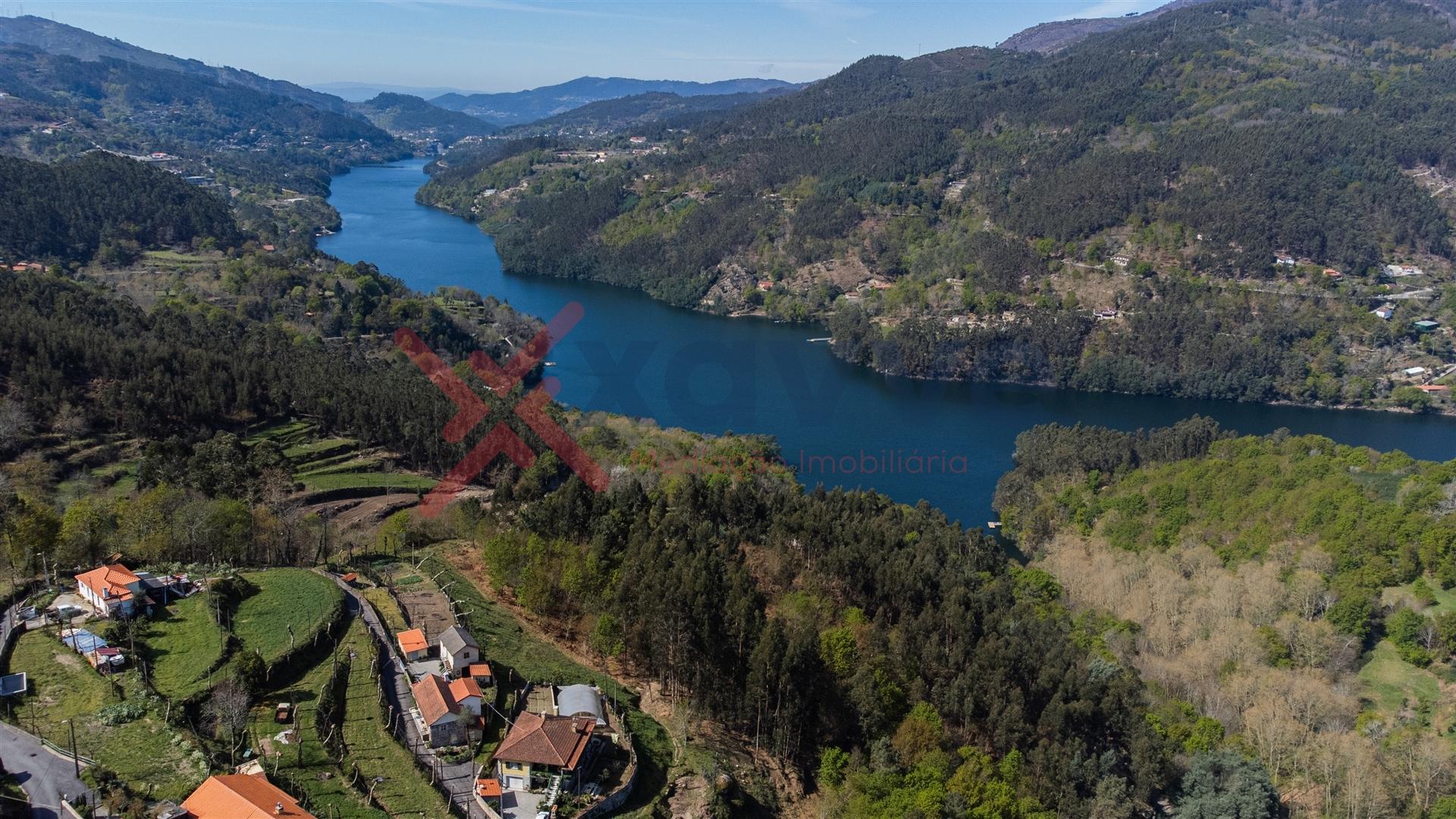 Terreno c/ vista p/ rio - Caniçada, Vieira do Minho