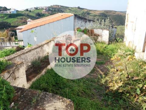 Moradia T2 para restaurar na Serra de Tavira