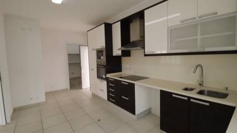 MORADIA T4 COM VISTA MAR NA ERICEIRA E GARAGEM PARA TRÊS CARROS