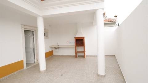 MORADIA T4 COM VISTA MAR NA ERICEIRA E GARAGEM PARA TRÊS CARROS