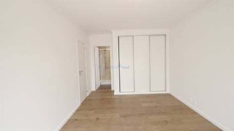 MORADIA T4 COM VISTA MAR NA ERICEIRA E GARAGEM PARA TRÊS CARROS