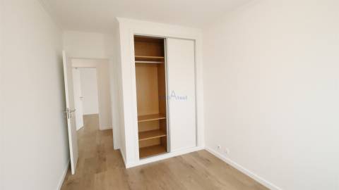 MORADIA T4 COM VISTA MAR NA ERICEIRA E GARAGEM PARA TRÊS CARROS